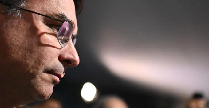 Flávio Bolsonaro mira centro e mercado: Estratégia de moderação busca eleitor indeciso e investidores para 2026