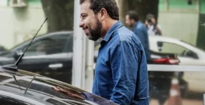 Raio em Brasília: Fenômeno Natural Força Imprensa a Cobrir Manifestação Ignorada sobre Liberdade e Corrupção