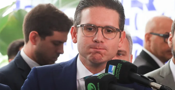 Hugo Motta na Mira: Presidente da Câmara Adia CPI do Banco Master com Argumento Inusitado e Ignora Decisão do STF