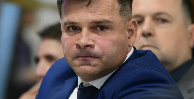 Moraes mantém prisão de ex-assessor de Bolsonaro e autoriza doutorado para ex-diretor da PRF