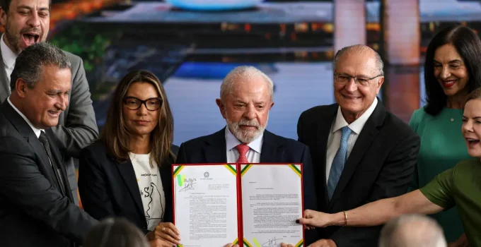 Congresso Debate Veto de Lula à Redução de Penas de 8 de Janeiro: 'Sem Anistia' em Xeque e Críticas ao STF Ganham Força
