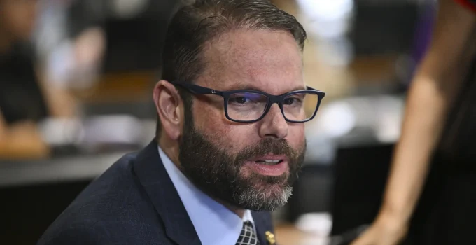 Relator no TSE vota contra cassação de Jorge Seif: Julgamento suspenso e futuro do senador em xeque