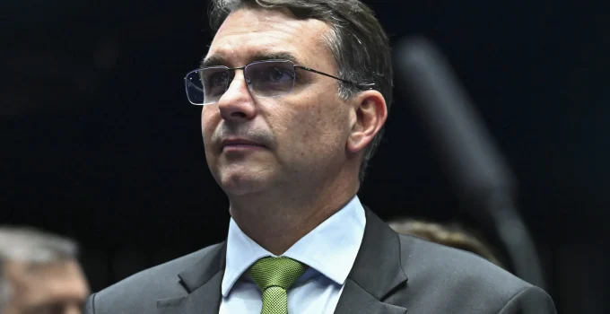 Flávio Bolsonaro compara Lula a "Opala velhão" e aposta em Tarcísio para virar eleição