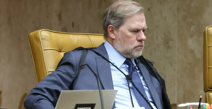 PF Relata Pressão do Gabinete de Toffoli no Caso Banco Master: Sussurros de Conflito de Interesses e Busca por Transparência