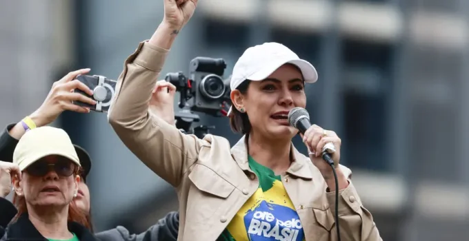 Michelle Bolsonaro Pré-Candidata ao Senado pelo DF em 2026, Sinaliza Flávio Bolsonaro; Carlos e Renan Também Planejam Disputas Eleitorais