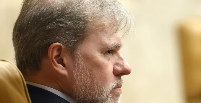 Centrão Defende Dias Toffoli Após Saída do Caso Master: "Linchamento Moral" e Ataques à Democracia