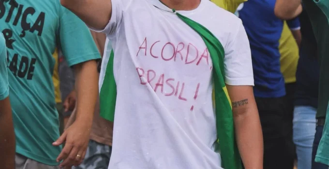 Por que o Brasileiro é Corajoso com Brasília e Tímido com o Poder Local: A Dualidade da Cidadania e o Perigo da Complacência