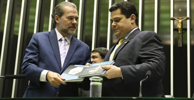 Toffoli em Foco: Parlamentares Pressionam por Investigação e Impeachment Após Afastamento do Caso Master