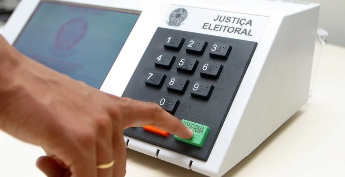 43% dos Brasileiros Desconfiam das Urnas Eletrônicas, Revela Pesquisa Genial/Quaest; Confiança Varia por Região e Ideologia