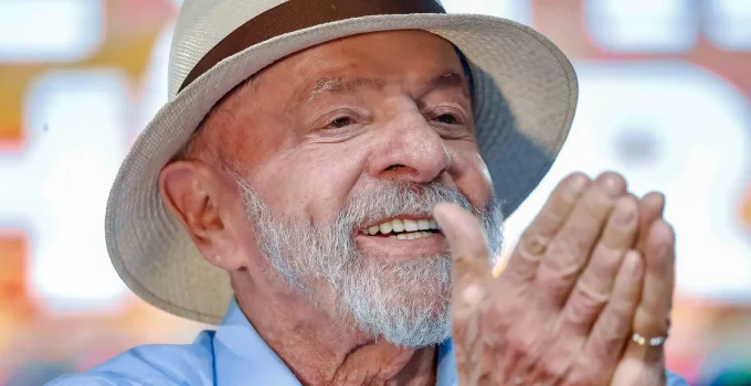 Deputado do PL aciona TSE contra desfile em homenagem a Lula, alegando pré-campanha e crime eleitoral em escola de samba