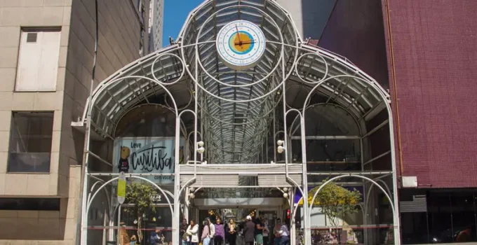 Rua 24 Horas de Curitiba: De Símbolo de Vanguarda a Nova Potência Turística e Cultural do Centro