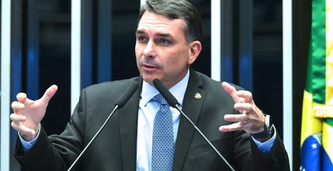 Flávio Bolsonaro aciona TSE contra alegoria de Carnaval que criticou "famílias em conserva"; entenda a polêmica