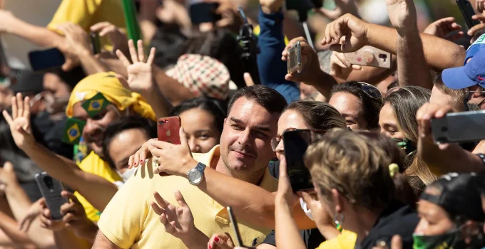 Batalha de Rejeição: Flávio Bolsonaro e Lula Podem Decidir Eleição Presidencial em 2026, Diz Pesquisa