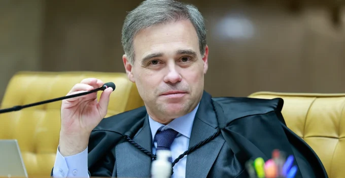 Mendonça Libera PF para Investigar 100 Dispositivos no Caso Master, Mas Mantém Sigilo Estratégico