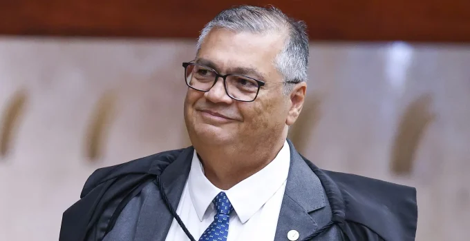 Flávio Dino ignora 'penduricalhos' bilionários do Judiciário e foca em verbas menores