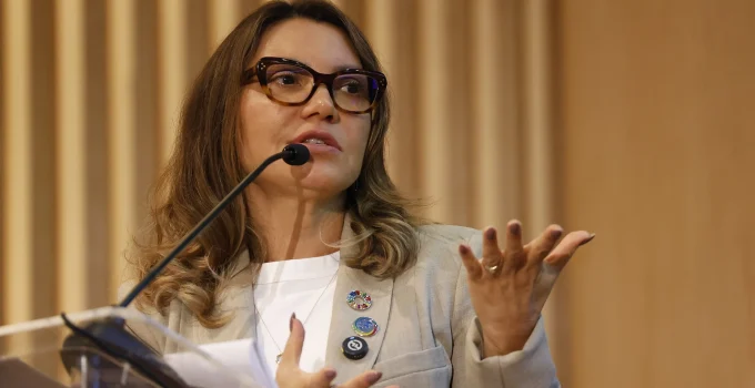 Janja usa avião da FAB para visitar escola de samba: Entenda a polêmica e a justificativa oficial
