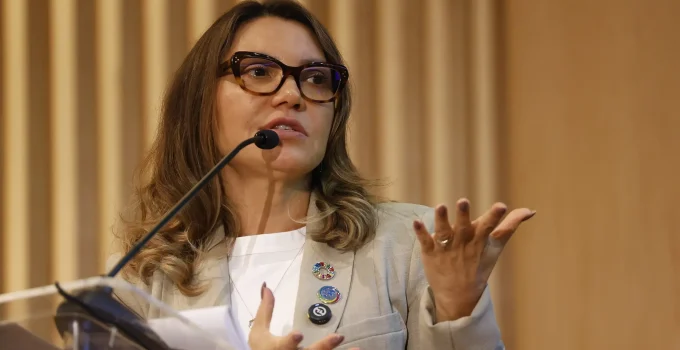 Janja em voo da FAB: Visita a barracão de escola de samba do Rio e agenda oficial em foco