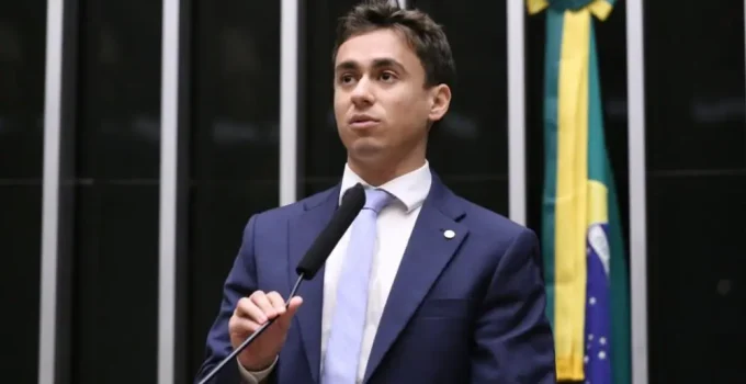Nikolas Ferreira visita Bolsonaro e clama por direita unida para "salvar o Brasil", rebate críticas de Eduardo Bolsonaro