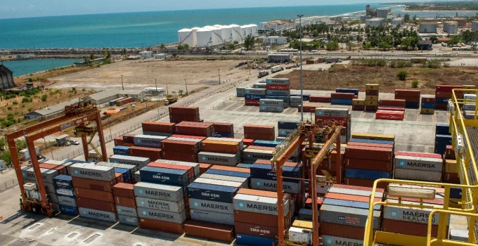 Trump Revoga "Tarifaço" Mas Nova Taxa Surpresa Abala Exportadores Brasileiros: O Que Muda Para o Brasil?