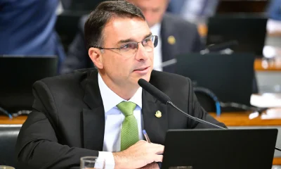 Justiça do DF Suspende Ordem de Remoção de Posts de Flávio Bolsonaro Contra o PT nas Redes Sociais