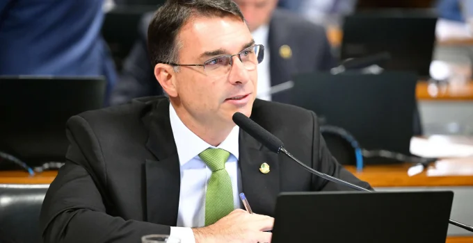 Justiça do DF Suspende Ordem de Remoção de Posts de Flávio Bolsonaro Contra o PT nas Redes Sociais