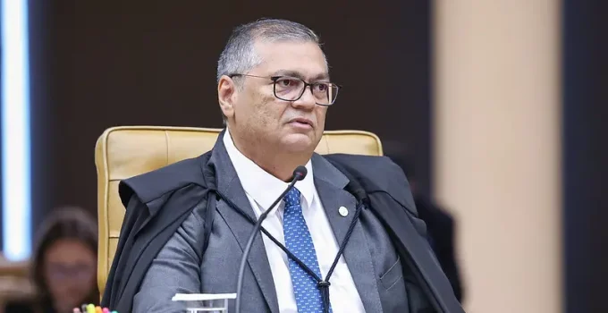 Flávio Dino no STF: Ministro Cita Sermão da Montanha e Critica Limites à Defesa Pública de Juízes