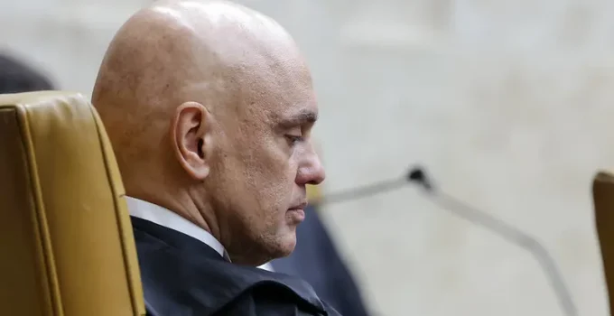 Tornozeleira da Receita com 4% de bateria: defesa de servidora alvo de Moraes alega falha e risco de prisão