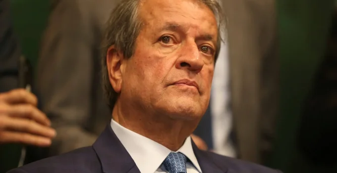 Valdemar Costa Neto: Flávio Bolsonaro tem "equilíbrio" e pode superar Jair em governo, diz presidente do PL a empresários