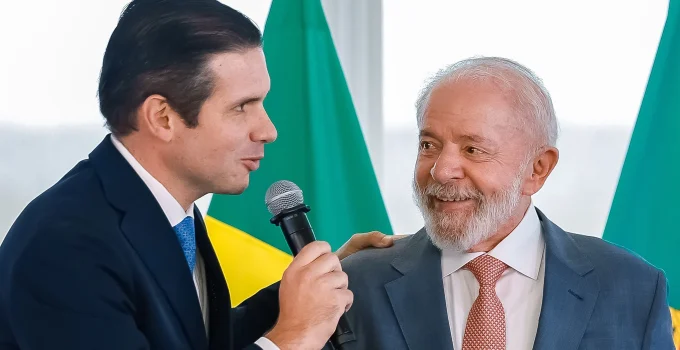 Hugo Motta usa agenda de Lula para blindar governo e superar crise política em ano eleitoral