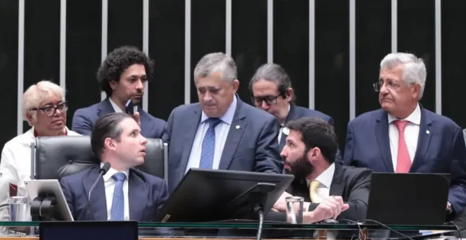 Câmara dos Deputados Aprova PL Antifacção em Versão Mais Rígida de Derrite, Vetando Taxação de Apostas Online
