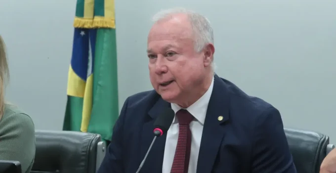 União Brasil em Contramão: Deputado do Partido Relatará PEC Contra Escala 6x1, Ignorando Posição da Liderança