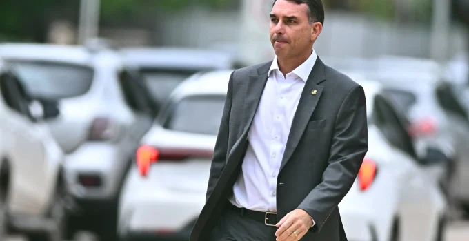 Bolsonaro 'feliz' com pesquisa de Derrite para Senado em SP, mas pede cautela: Flávio Bolsonaro detalha planos e estado de saúde do pai