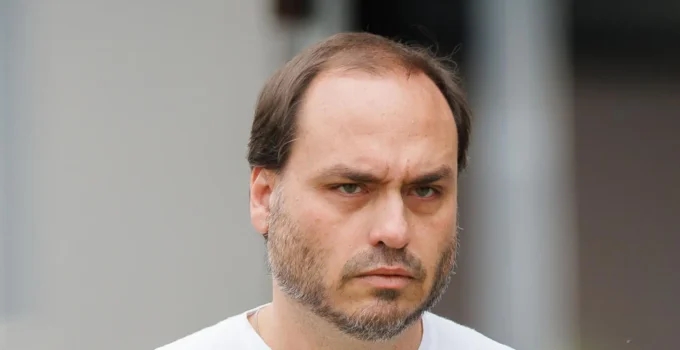 MP-RJ reabre investigação de Carlos Bolsonaro por suspeita de "rachadinha" milionária com salários de assessores