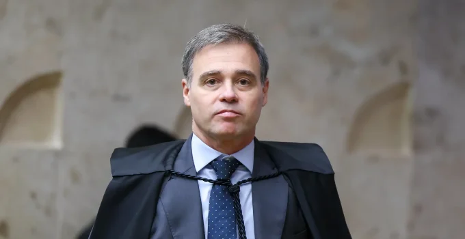 Ministro André Mendonça alerta sobre "tentações financeiras" e "poder político" em culto, após assumir inquérito do Banco Master