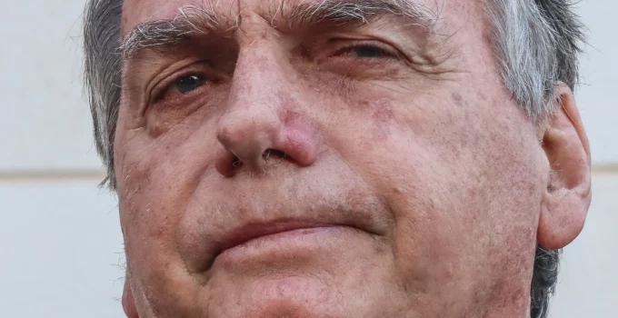 Defesa de Bolsonaro no STF: Ex-presidente reclama de barulho de ar-condicionado em cela da PF e pede providências urgentes