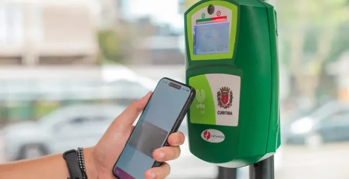 Pagamento por Celular e Relógios em Ônibus de Curitiba Retorna com Segurança Reforçada Após Fraudes