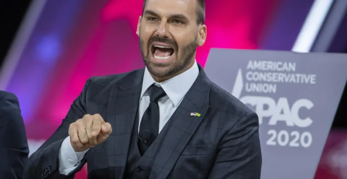 Eduardo Bolsonaro chama chefes da PF de "bajuladores de tiranos" e promete lutar por cargo de escrivão nos EUA