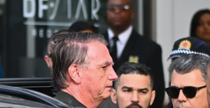 Moraes autoriza terapia de estímulo elétrico craniano para Bolsonaro na prisão, buscando alívio para soluços e bem-estar