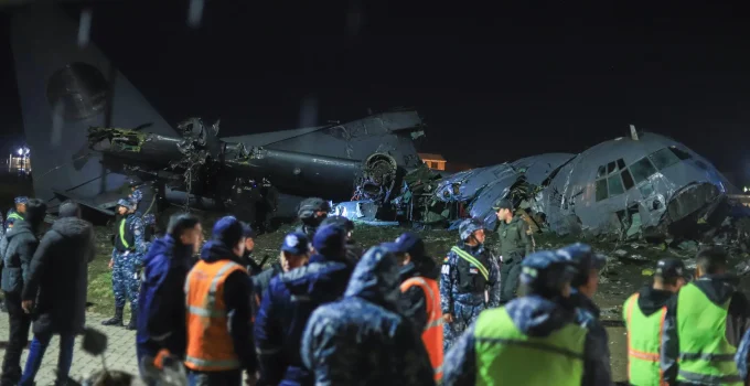 Tragédia em El Alto: Avião militar Hércules da Bolívia cai em tentativa de pouso, deixando mais de 15 mortos e caos com dinheiro espalhado
