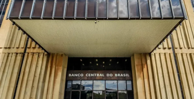 Guerra de Poder: Liquidação do Banco Master Expõe Choque entre BC, STF e Congresso