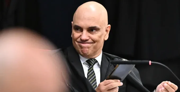 Alexandre de Moraes concede visitação permanente a Michelle e filhos de Bolsonaro no presídio