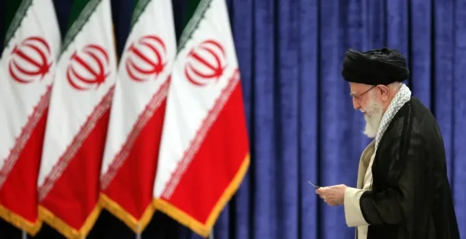Mídia Estatal Iraniana Confirma Morte de Ali Khamenei Após Ataques Coordenados de EUA e Israel; Família Também Vítima