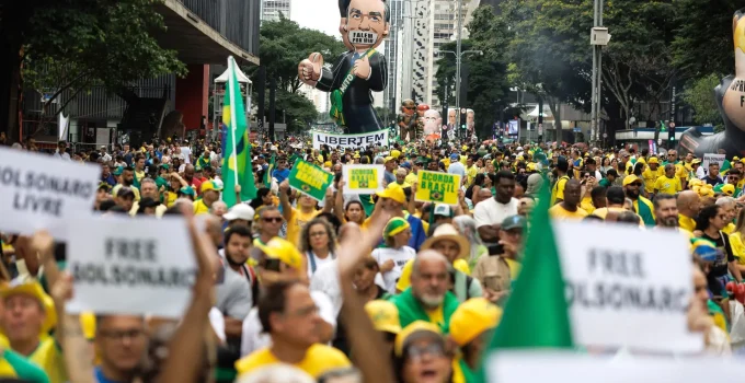 Manifestações de 1º de Março: A Massa em Movimento e a Beleza da Esperança Insistente