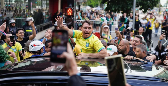 Flávio Bolsonaro promete anistia a presos do 8 de janeiro e projeta retorno de Jair Bolsonaro ao Planalto em 2027