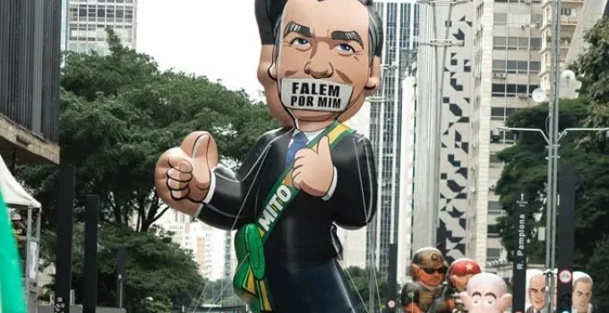Bonecos Infláveis da Paulista: Pixulecos Ressurgem e Bolsonaro Surge Censurado em Ato da Direita