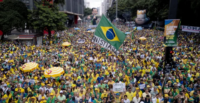 Acorda Brasil: Flávio Bolsonaro em Destaque em Manifestações de Direita que Pedem Anistia e Criticam STF