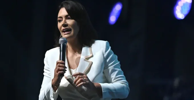 Bolsonaro Lamenta Críticas da "Própria Direita" a Michelle em Carta Manuscrita e Pede União: "Da nossa união o futuro do Brasil"