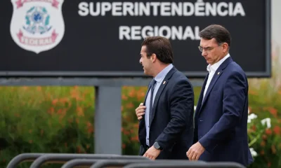 Flávio Bolsonaro assume defesa do pai, Jair Bolsonaro, no STF e ganha livre acesso para articulações presidenciais