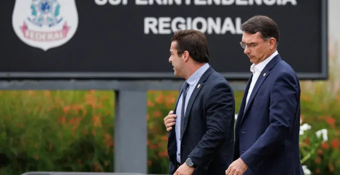 Flávio Bolsonaro assume defesa do pai, Jair Bolsonaro, no STF e ganha livre acesso para articulações presidenciais