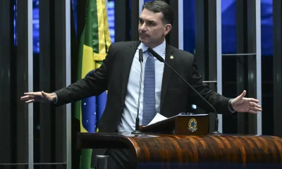 Flávio Bolsonaro protocola PEC pelo fim da reeleição para presidente: entenda o impacto e a polêmica